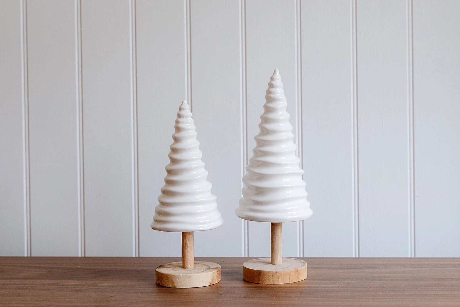 Keramische grote witte kerstboom